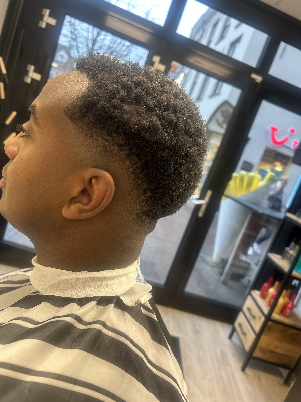 Een strakke fade, net uit de stoel bij Schaar & Ziel